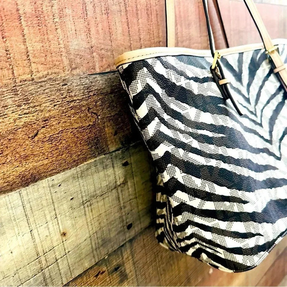 Micheal Kors Rare Medium White Tiger Jet Set Travel Tote - Picture 5 of 15